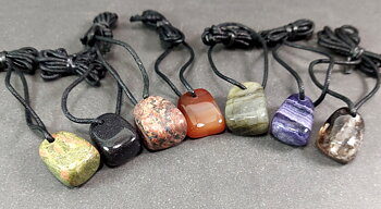 Stenhalsband med Halvädelsten, Trumlad Form