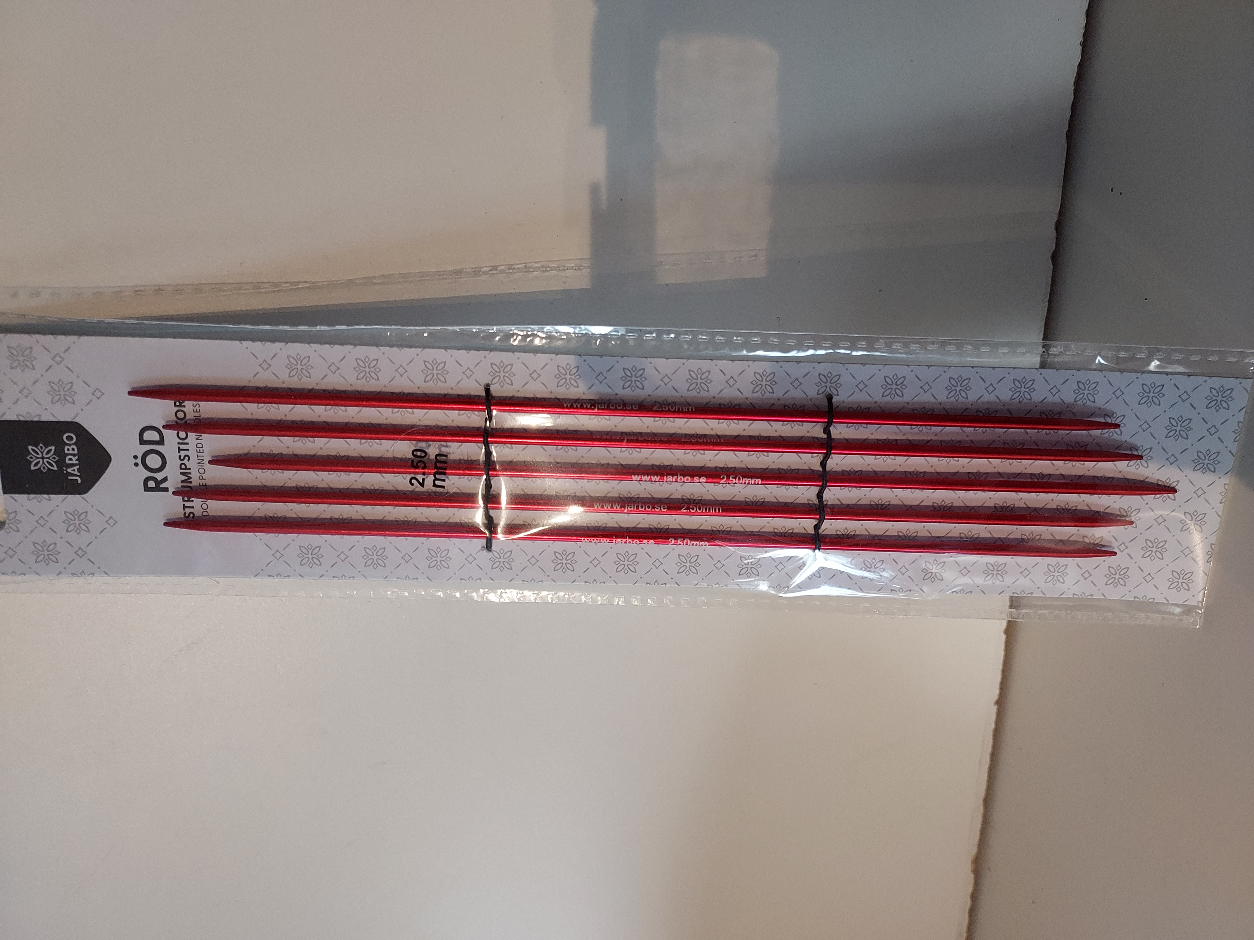 Strumpstickor 2.5mm 20cm röda i metall Järbo
