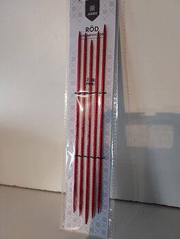 Strumpstickor 2.5mm 20cm röda i metall Järbo