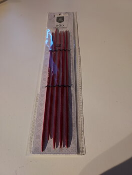 Strumpstickor 3mm 20cm röd metall, Järbo