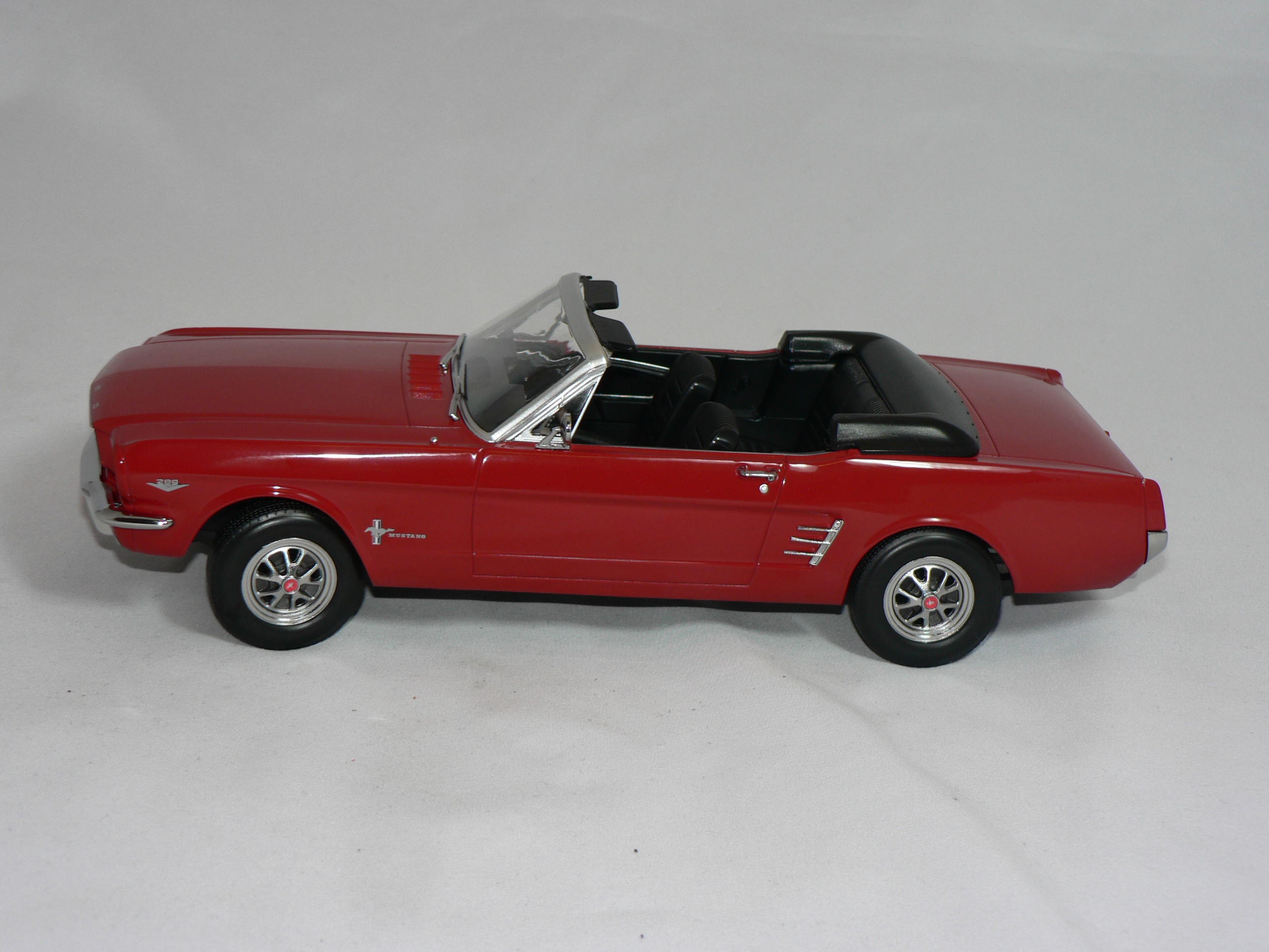Ford Mustang  Cab  1966    1:18  Norev - 3