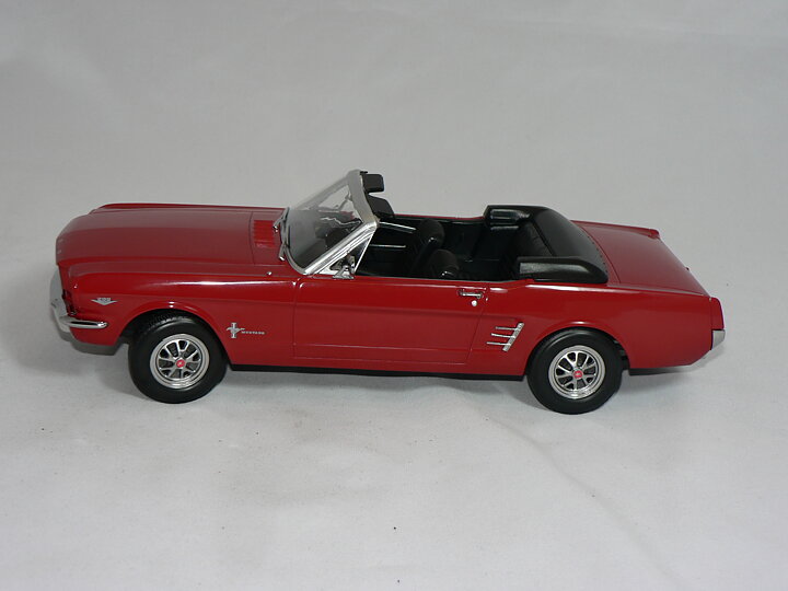Ford Mustang  Cab  1966    1:18  Norev