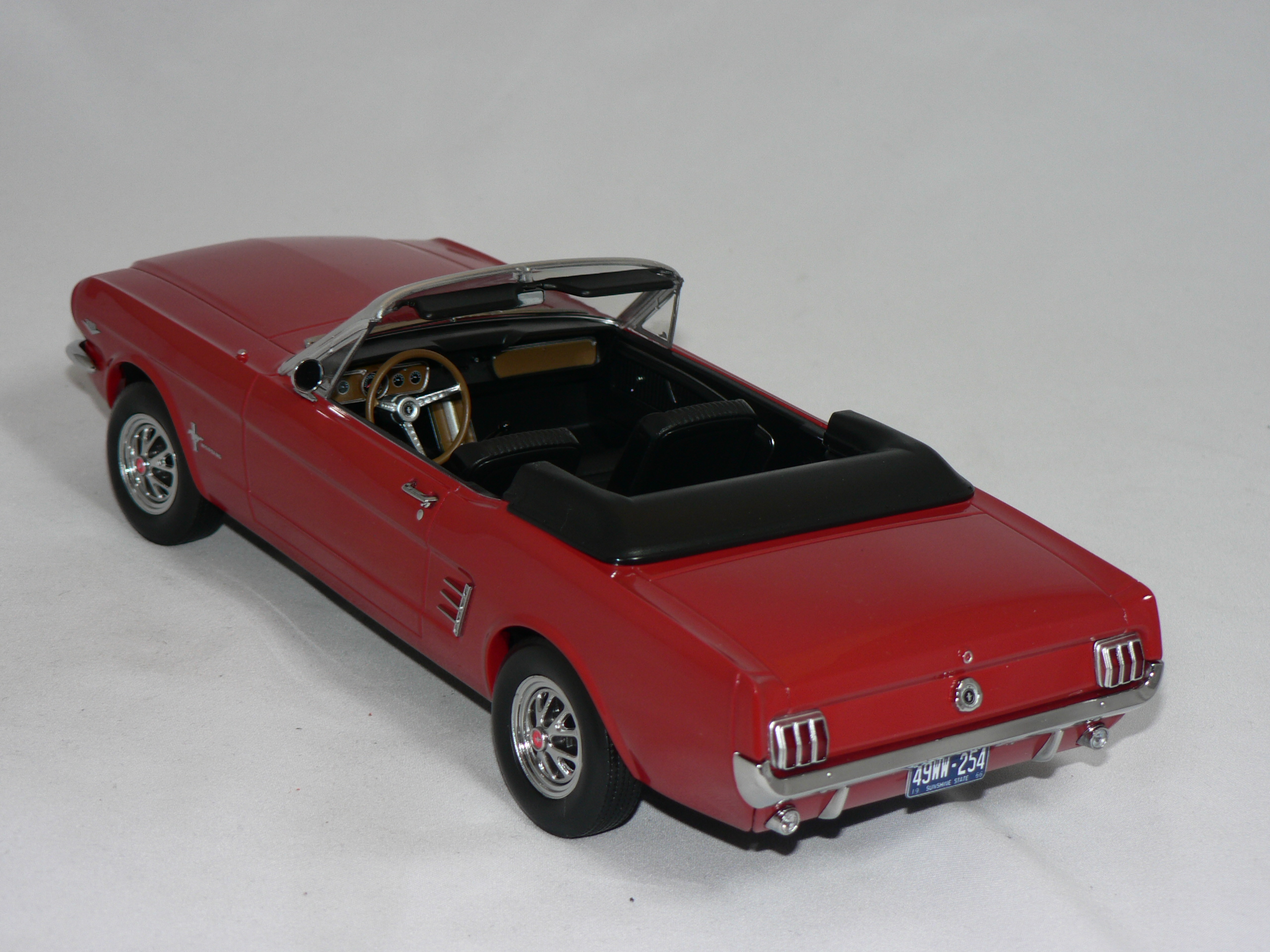 Ford Mustang  Cab  1966    1:18  Norev - 2