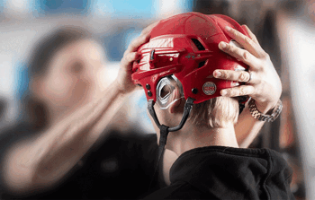 Guides- Differences between a cheap and a more expensive hockey helmet