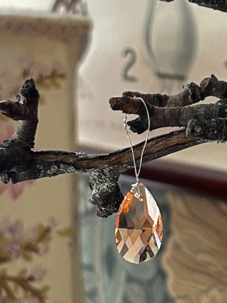 Facettslipad glasdroppe ljus mauve 22 mm