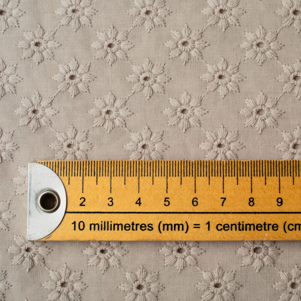 DAISY EMBROIDERY - LIGHT TAUPE - 3