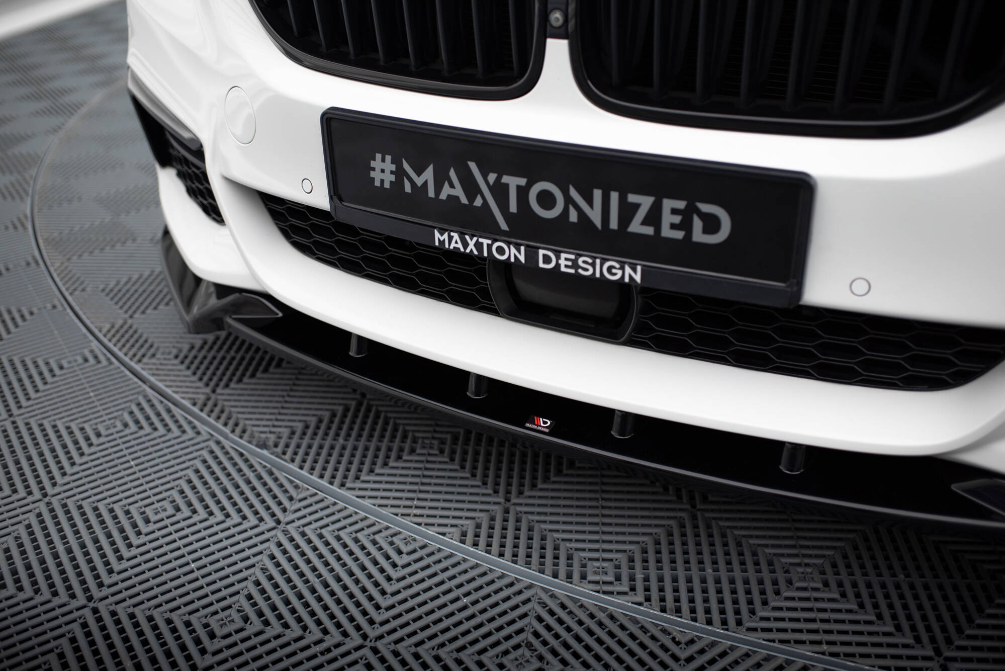 Maxton - FRONT SPLITTER V.4 BMW 5 M-PACK G30 / G31 - ABS Plast Blanksvart - 2