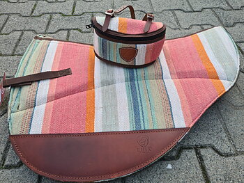 EDIX® Westernpad filtad ull RoundSkirt (inkl. 8 st ilägg), Pink Serape