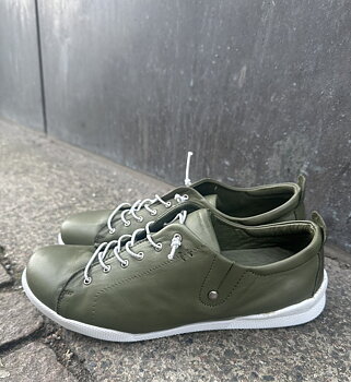 Sneakers från  Charlotte of Sweden, oliv