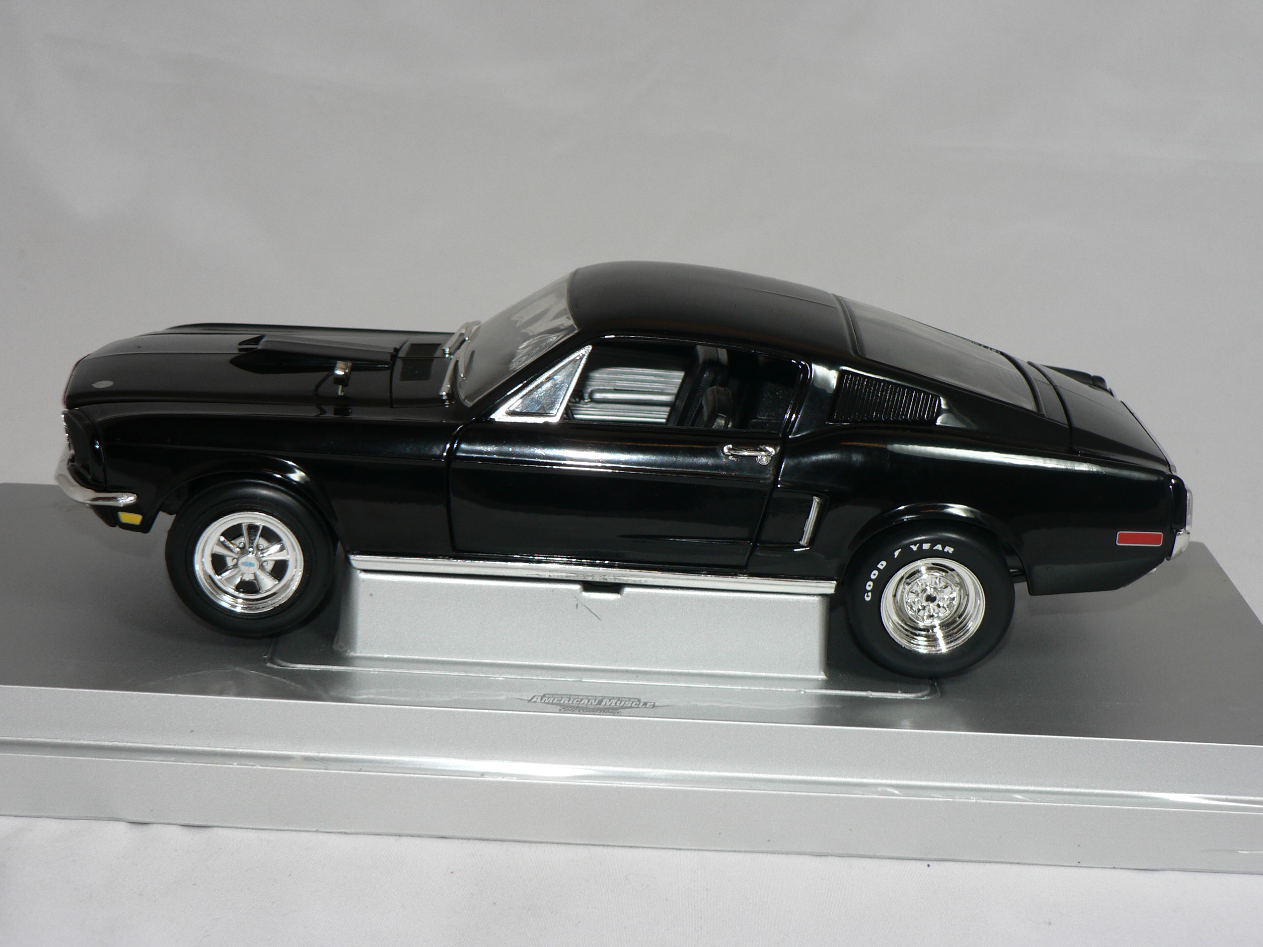 Ford Mustang  GT 1968  1:18  Ertl/Auto World  ( Street Machine ) Sliten Kartong - 3