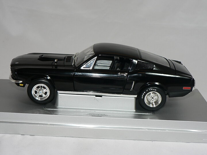 Ford Mustang  GT 1968  1:18  Ertl/Auto World  ( Street Machine ) Sliten Kartong