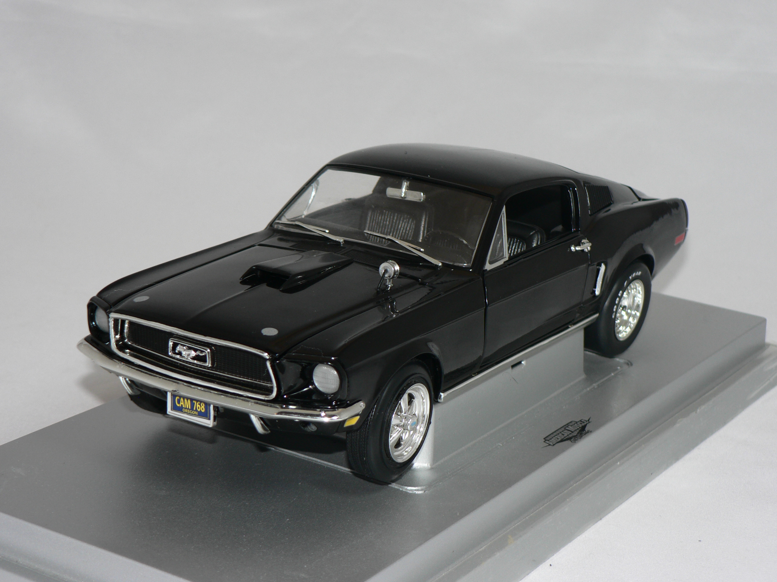 Ford Mustang  GT 1968  1:18  Ertl/Auto World  ( Street Machine ) Sliten Kartong