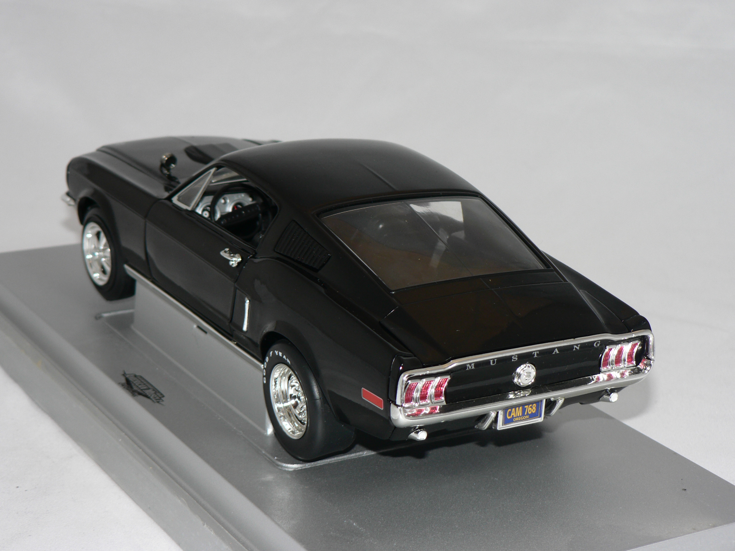 Ford Mustang  GT 1968  1:18  Ertl/Auto World  ( Street Machine ) Sliten Kartong - 2