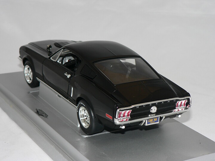 Ford Mustang  GT 1968  1:18  Ertl/Auto World  ( Street Machine ) Sliten Kartong