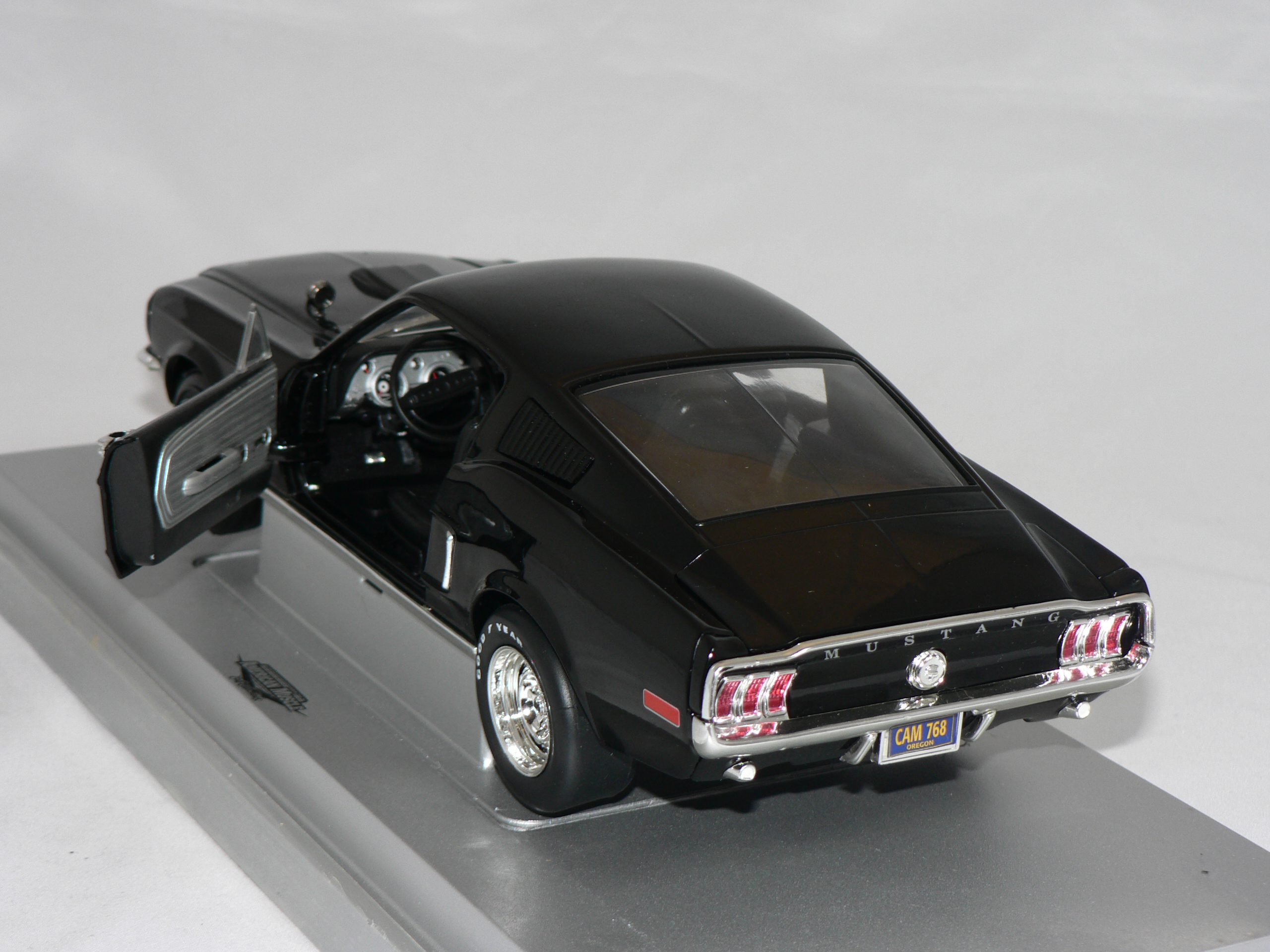 Ford Mustang  GT 1968  1:18  Ertl/Auto World  ( Street Machine ) Sliten Kartong - 5
