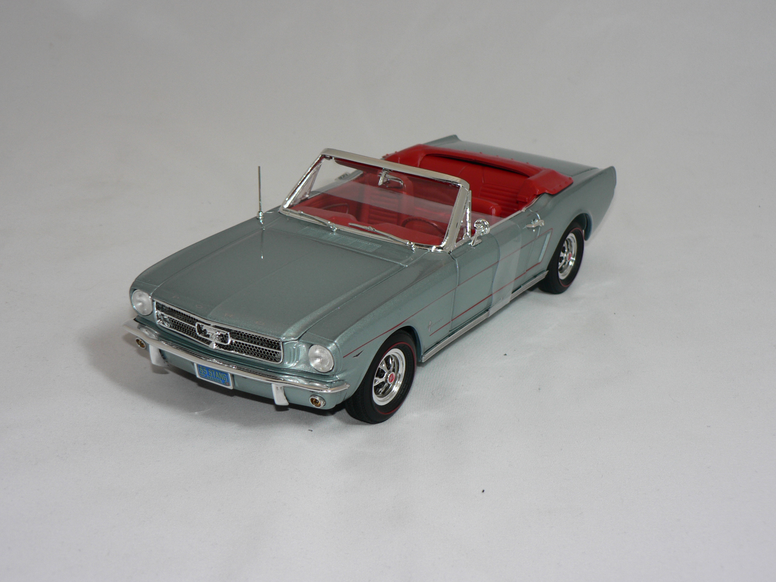 Ford Mustang  Cab  1965    1:18  Ertl/Auto World
