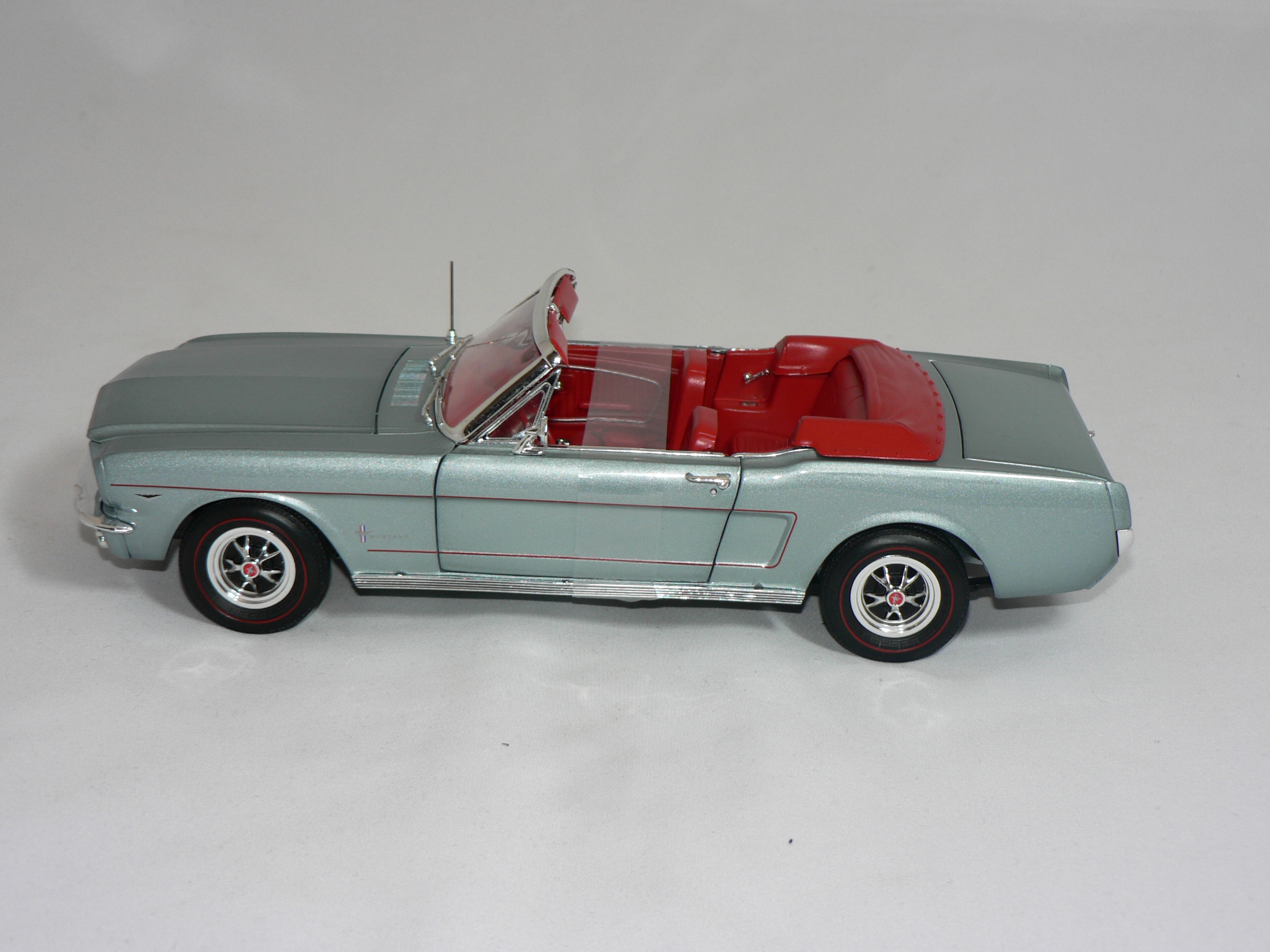 Ford Mustang  Cab  1965    1:18  Ertl/Auto World - 5