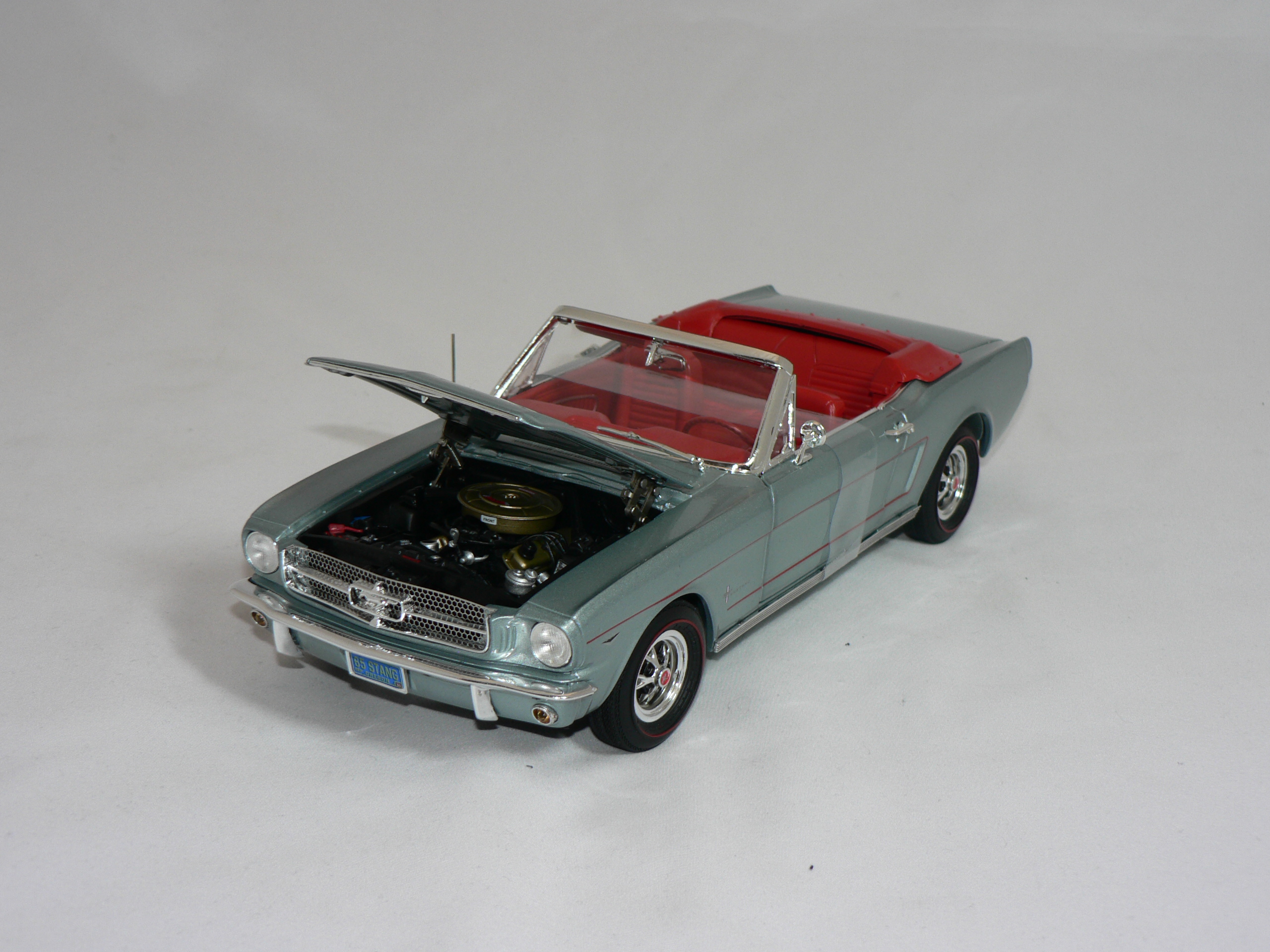 Ford Mustang  Cab  1965    1:18  Ertl/Auto World - 2