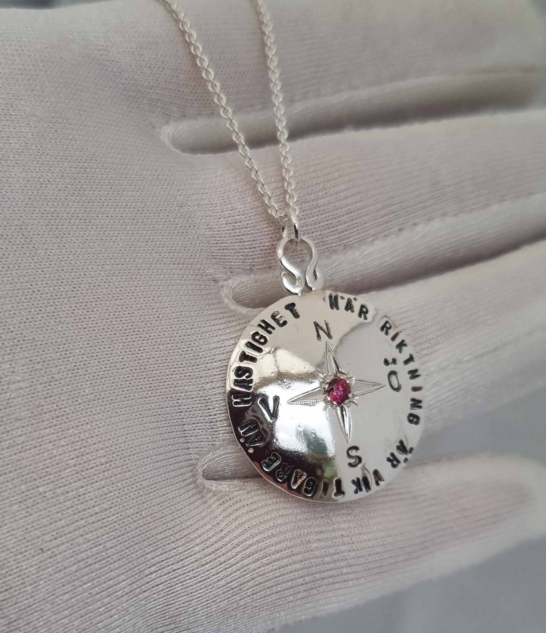 Handgjort silverhalsband Livskompass NÄR RIKTNING ÄR VIKTIGARE ÄN HASTIGHET 45 cm lång kedja - 2