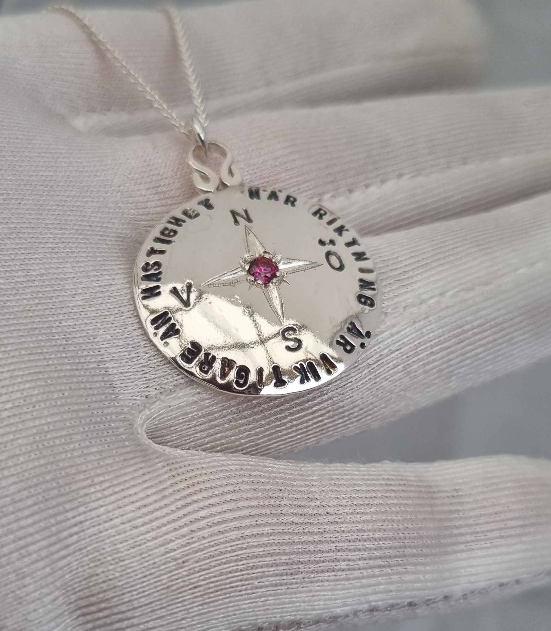 Handgjort silverhalsband Livskompass NÄR RIKTNING ÄR VIKTIGARE ÄN HASTIGHET 45 cm lång kedja