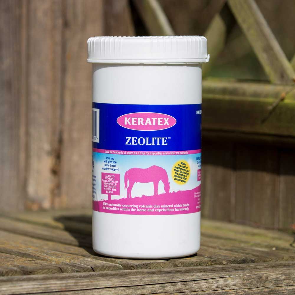 Keratex Zeolite 900 g Entgiftungspulver Dose auf einer Holzbank.