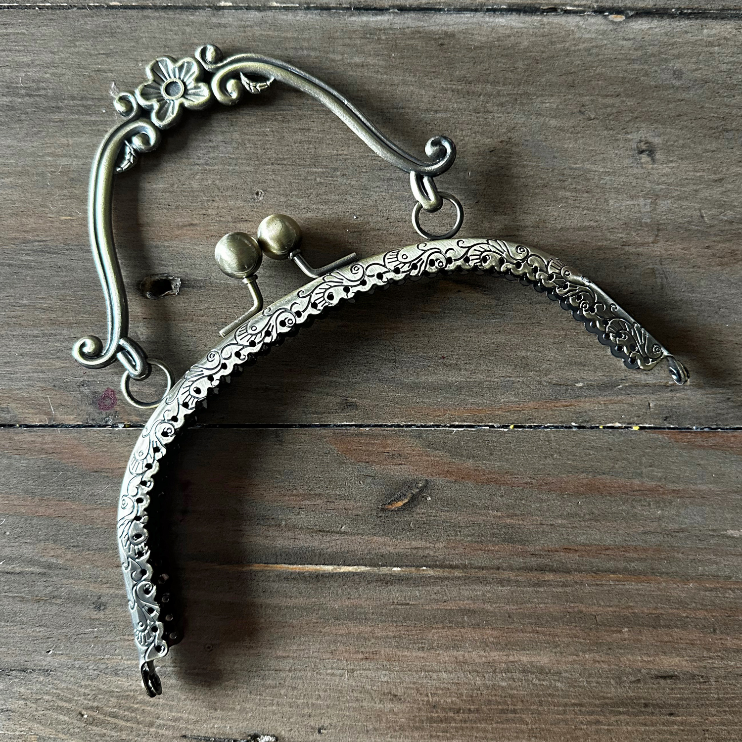 Väskknäppe med sirligt handtag, antikguld (16,5 cm)