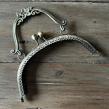 Väskknäppe med sirligt handtag, antikguld (16,5 cm)