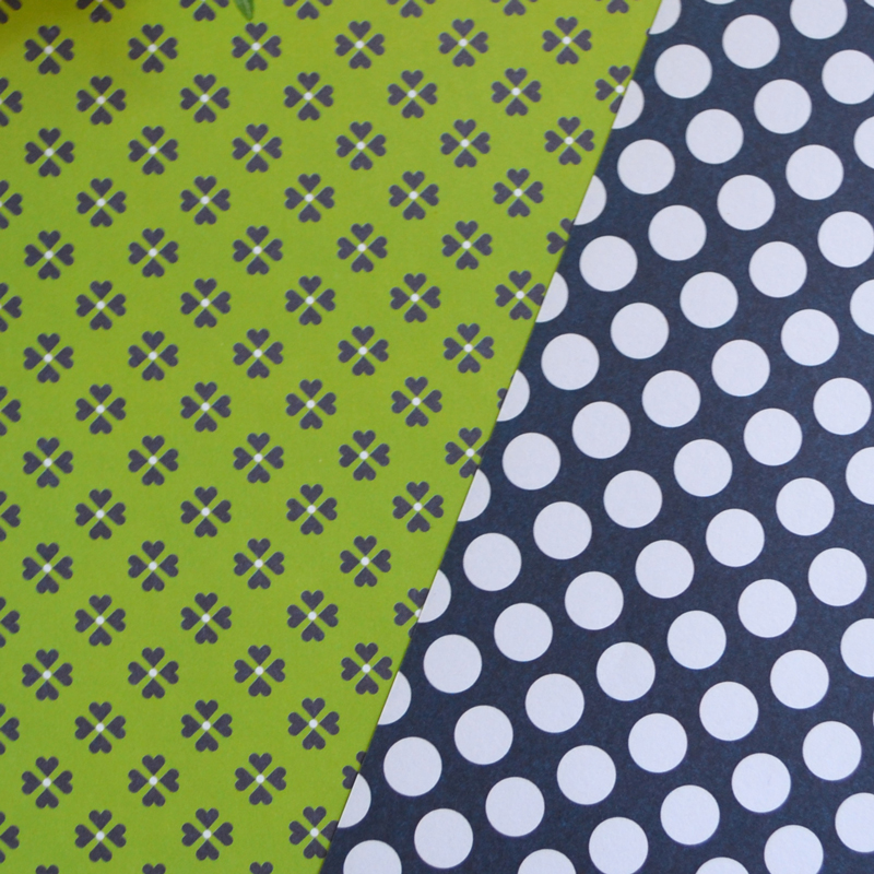 Designpapper - mörkblått med vita prickar