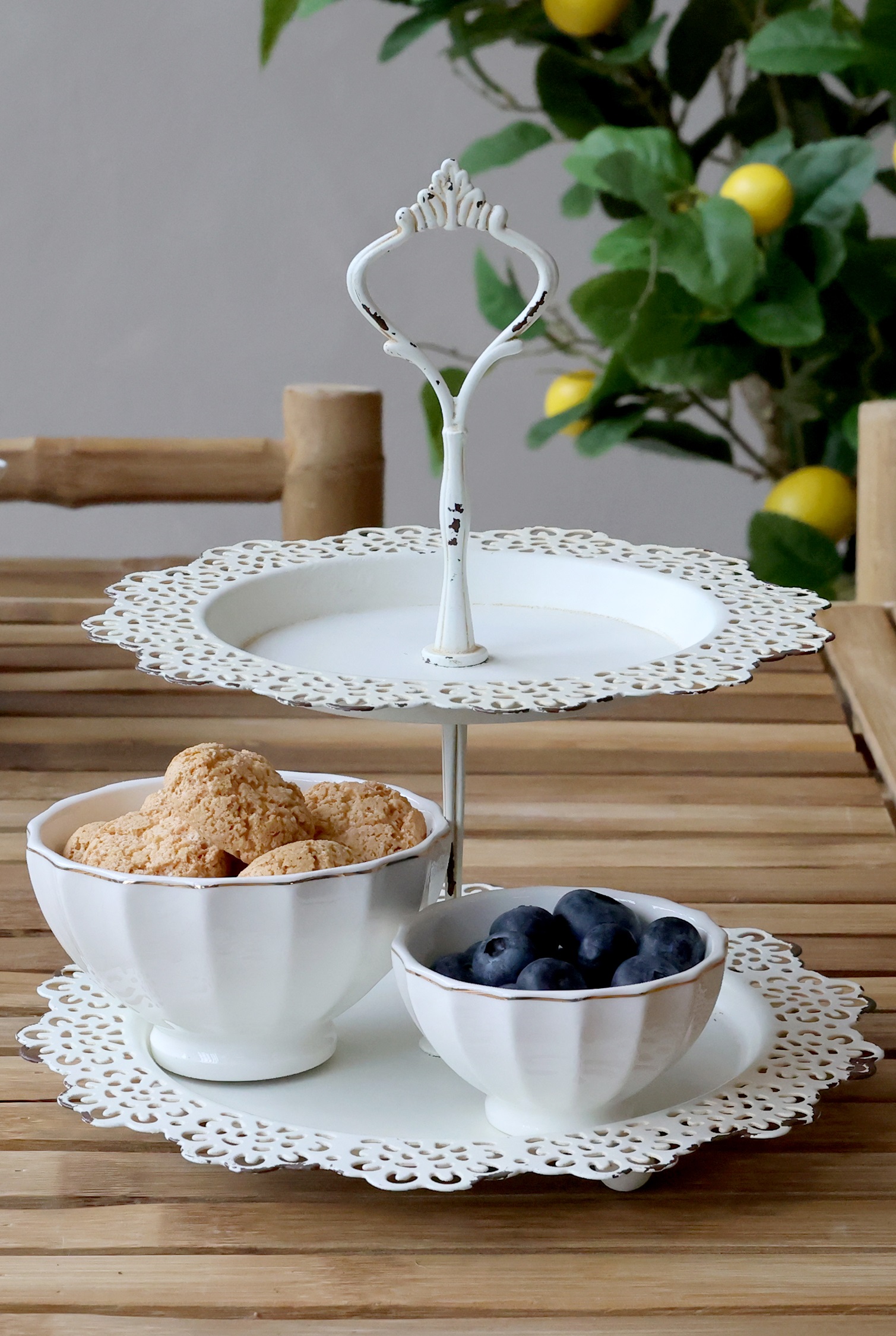 Tiered tray - Cake stand - 2 tiers - 25.5x21.5 cm - Metal - Scalloped edge