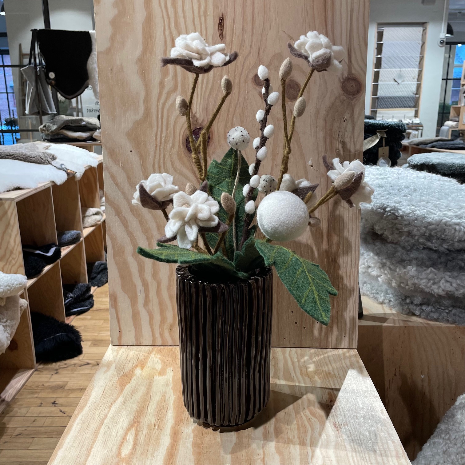 Blomsteruppsättning Magnolia av ullblommor 