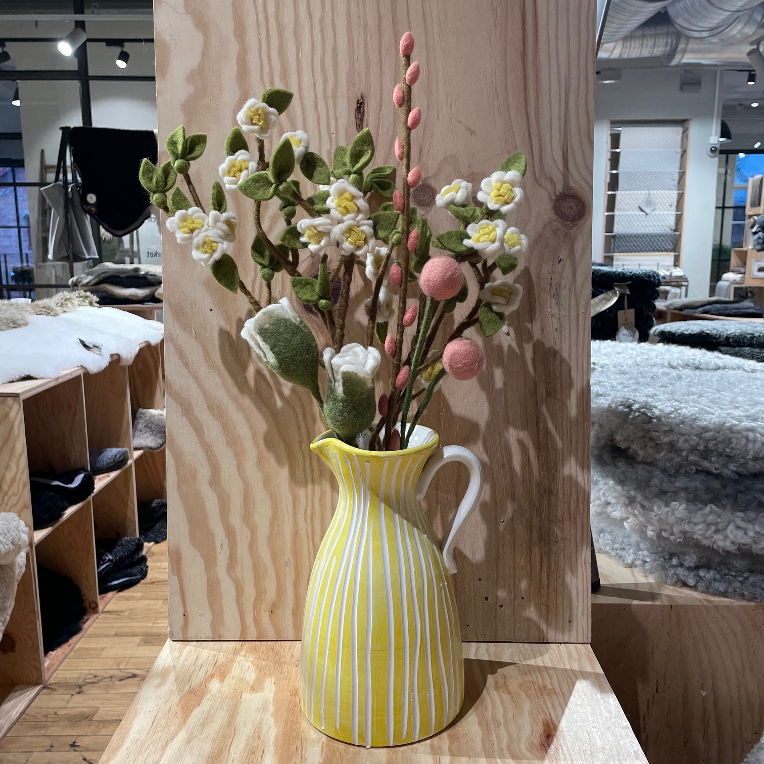 Blomsteruppsättning Äpplekvistar av ullblommor 