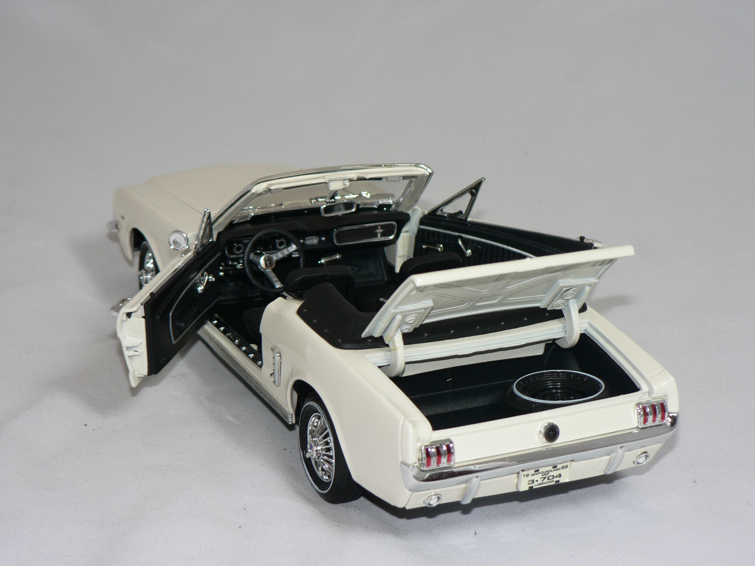 Ford Mustang  Cab  1964 1/2   1:18  Motor Max  ( 3064 Pieces ) - 5