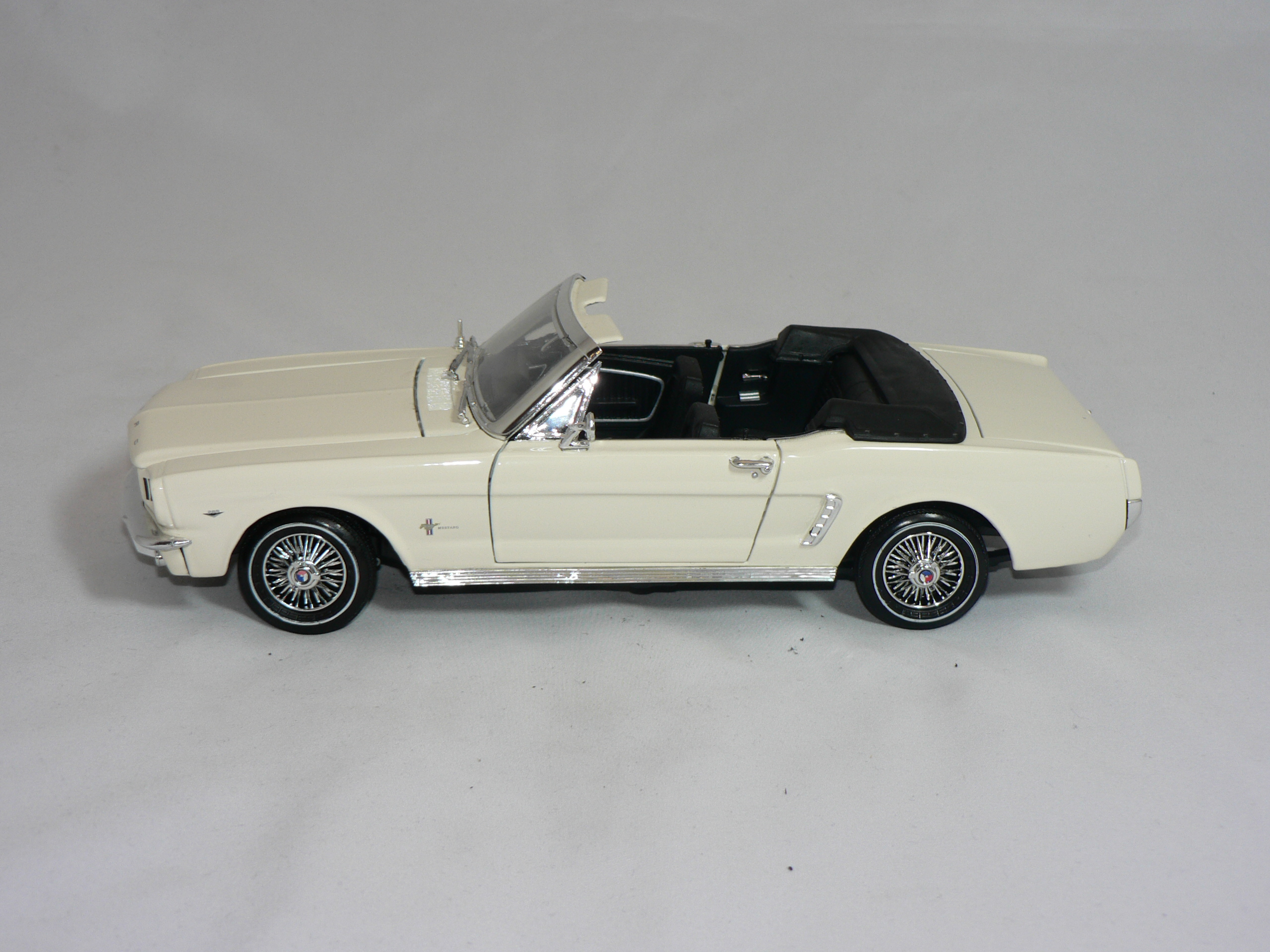 Ford Mustang  Cab  1964 1/2   1:18  Motor Max  ( 3064 Pieces ) - 3