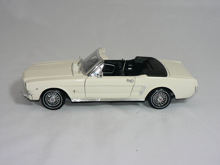 Ford Mustang  Cab  1964 1/2   1:18  Motor Max  ( 3064 Pieces )