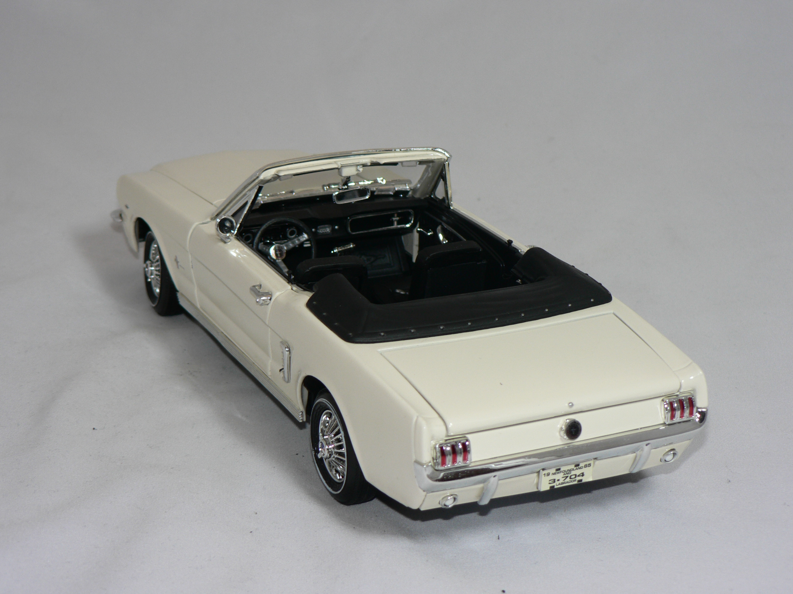 Ford Mustang  Cab  1964 1/2   1:18  Motor Max  ( 3064 Pieces ) - 2