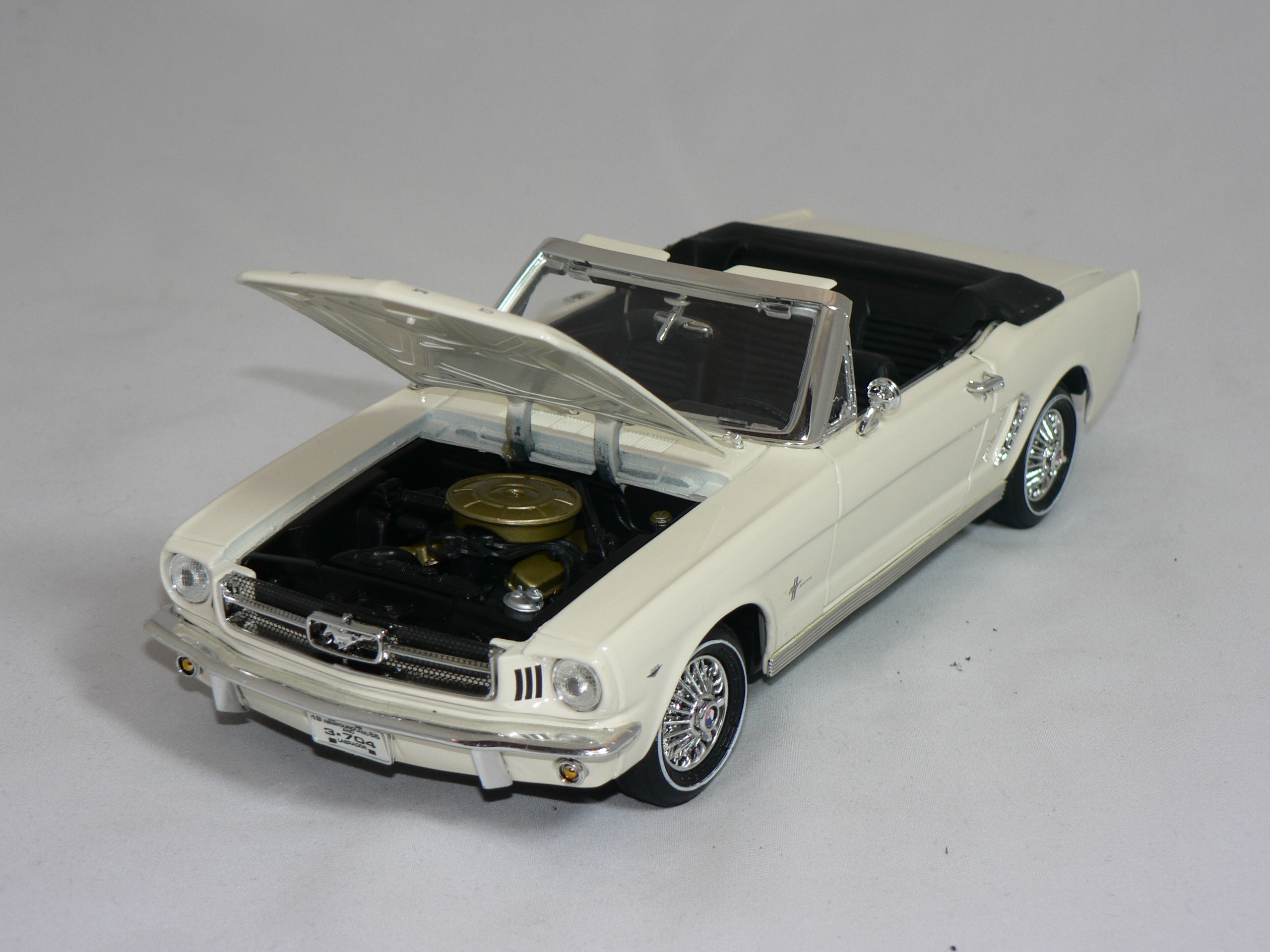 Ford Mustang  Cab  1964 1/2   1:18  Motor Max  ( 3064 Pieces ) - 4