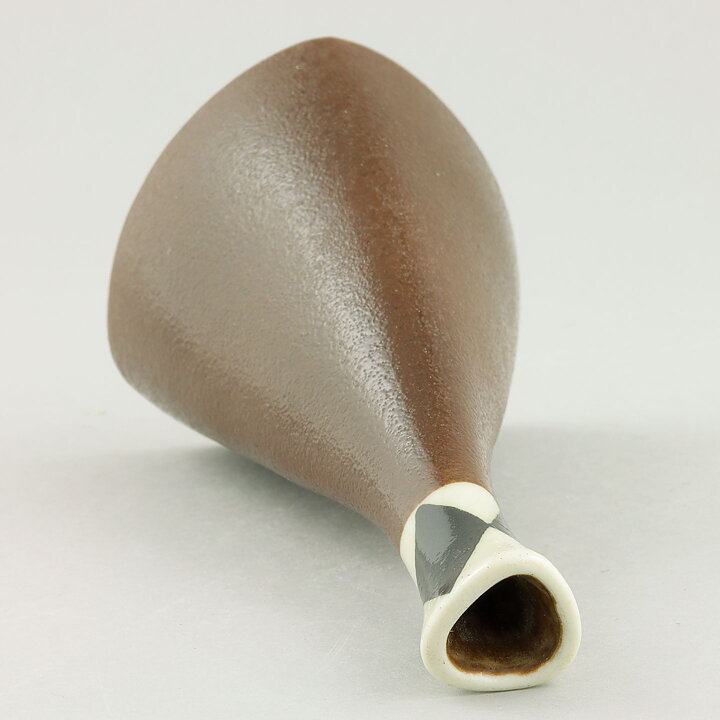 カリン・ビョールクイスト  Prunellaシリーズ  茶色いピラミッド型のベース  黒/白の模様  14cm  1950年代