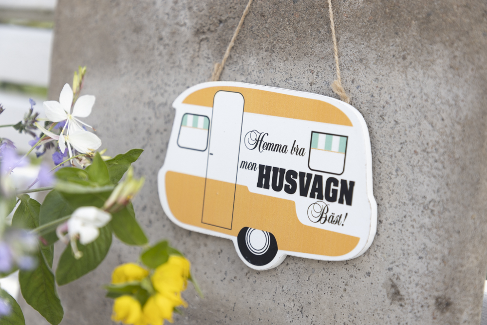Skylt "Hemma bra men husvagn bäst!" - 5