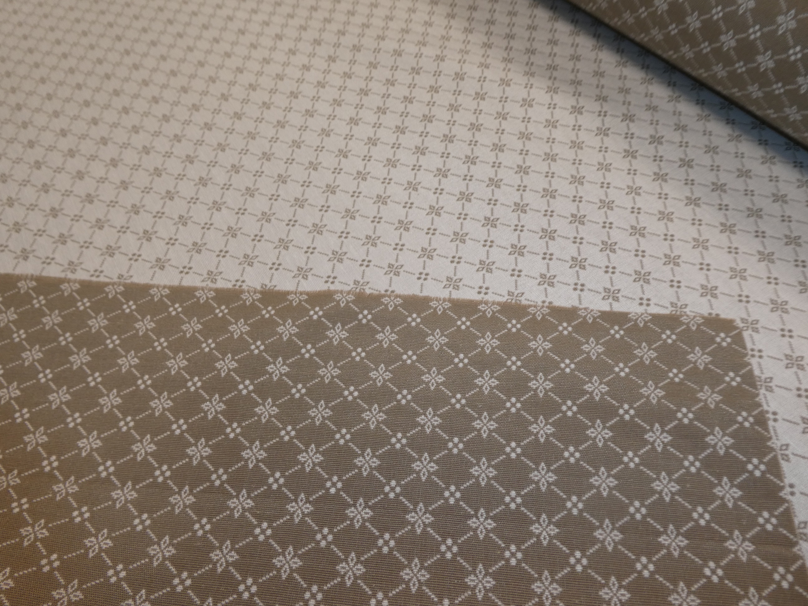 Beige botten med ljust mönster i ruror - 2