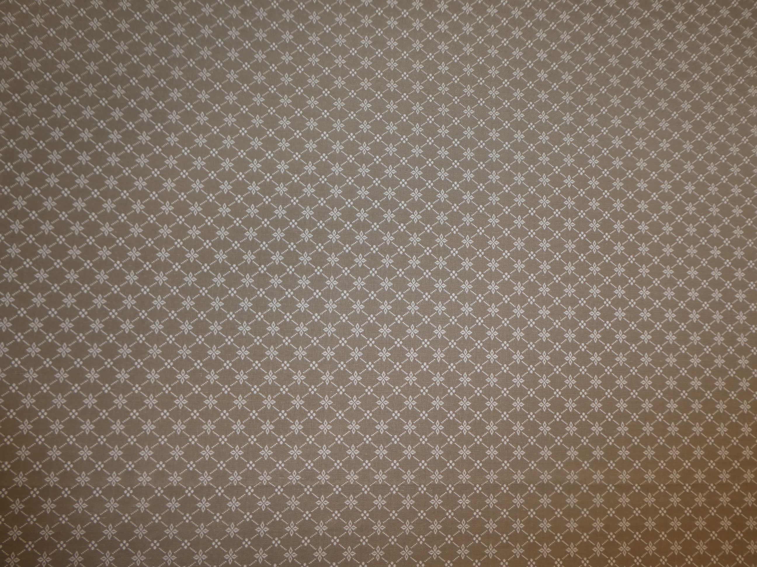 Beige botten med ljust mönster i ruror