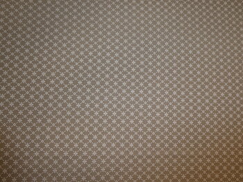 Beige botten med ljust mönster i ruror