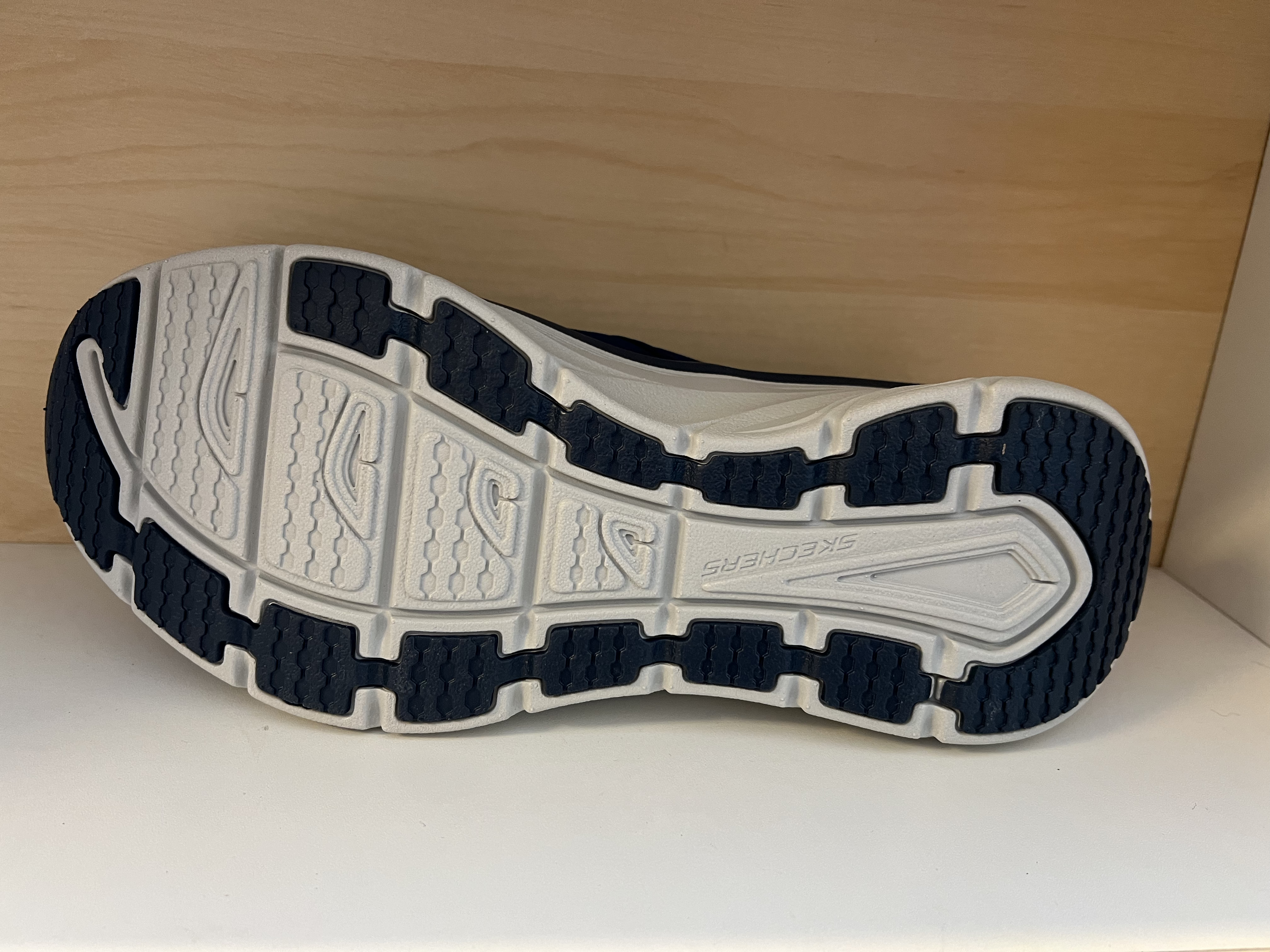 SKECHERS  Mens D´LUX  Walker. Slip-ins = bara att kliva i utan skohorn eller fingrar.  Memory Foam innersula. - 3