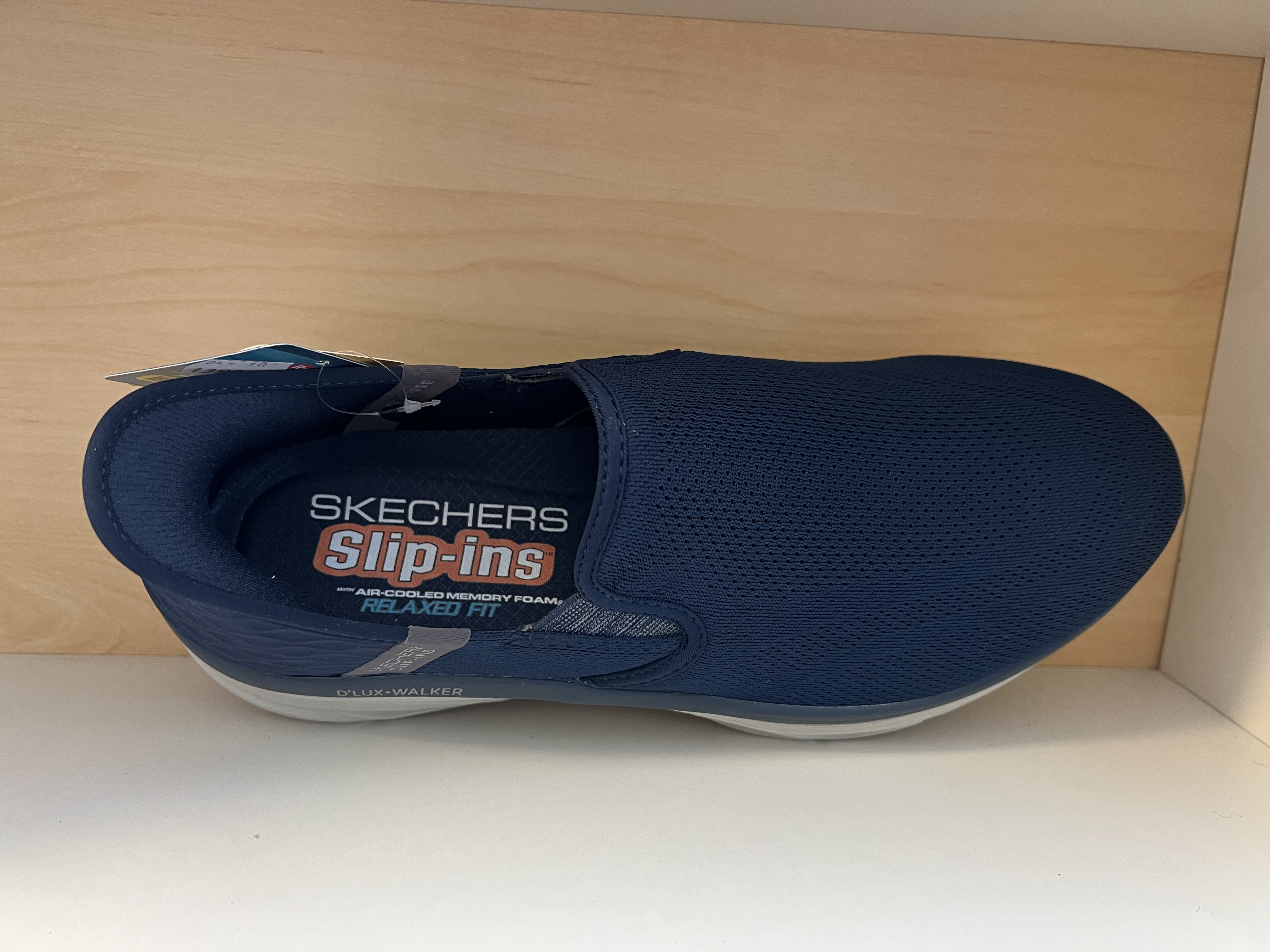SKECHERS  Mens D´LUX  Walker. Slip-ins = bara att kliva i utan skohorn eller fingrar.  Memory Foam innersula. - 4
