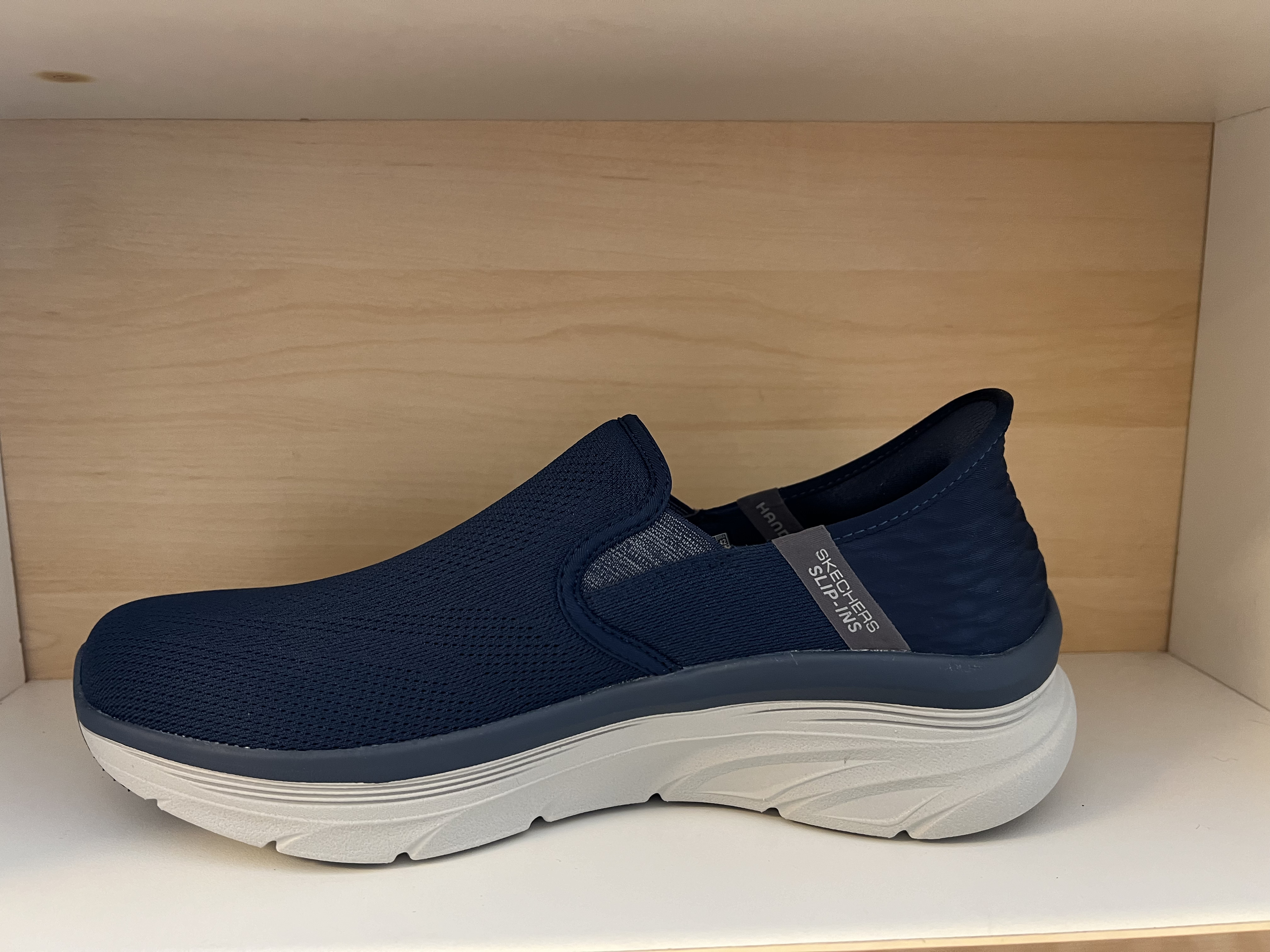 SKECHERS  Mens D´LUX  Walker. Slip-ins = bara att kliva i utan skohorn eller fingrar.  Memory Foam innersula. - 2