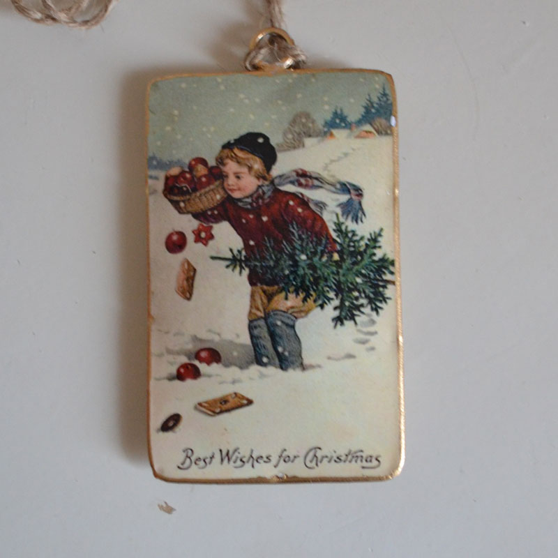 Emaljhänge nostalgi - pojke med gran 