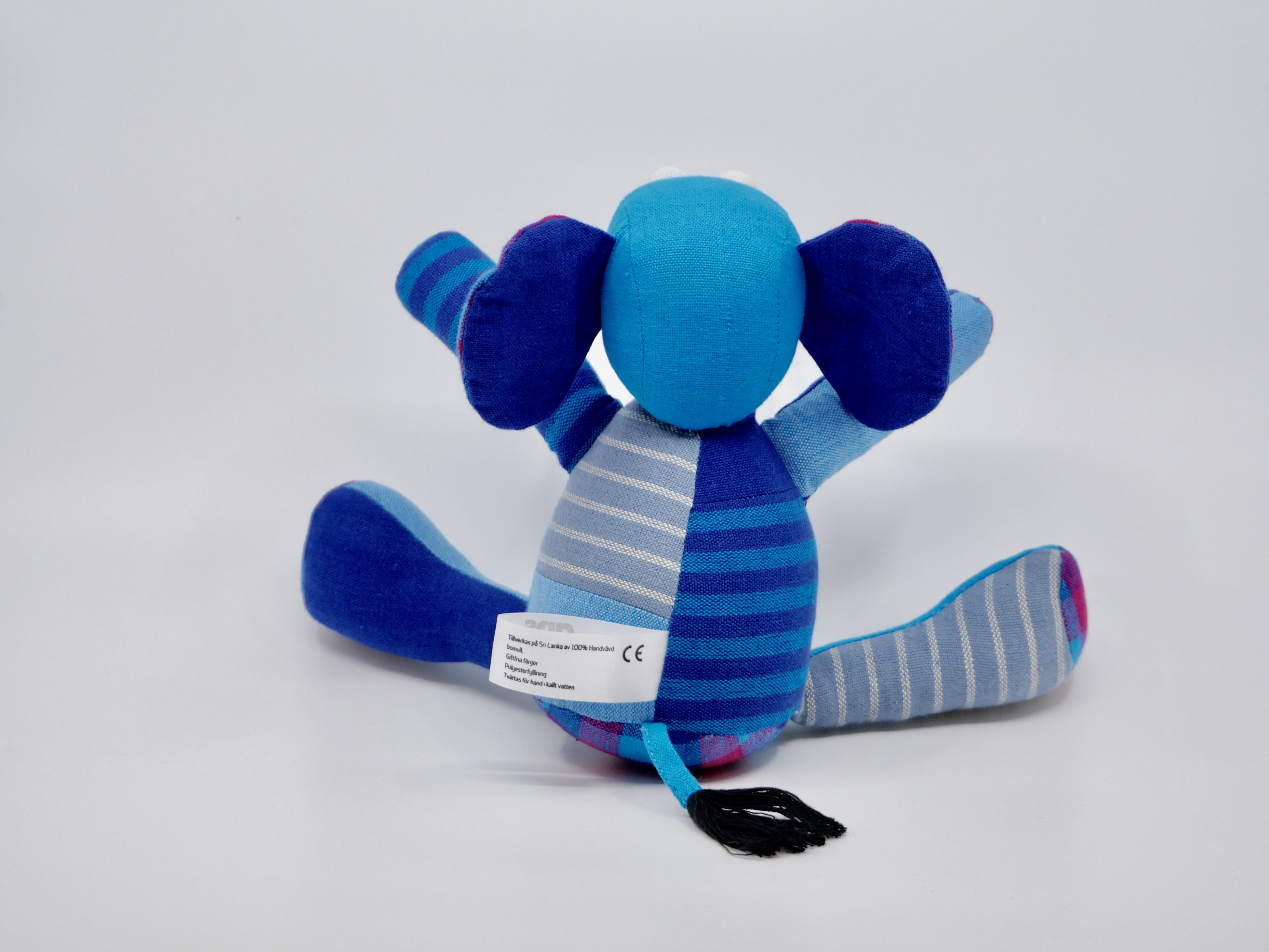 Baksidan av trasdockan