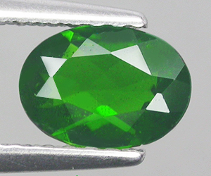 Impresionante piedra preciosa de diópsido de cromo natural de talla ovalada