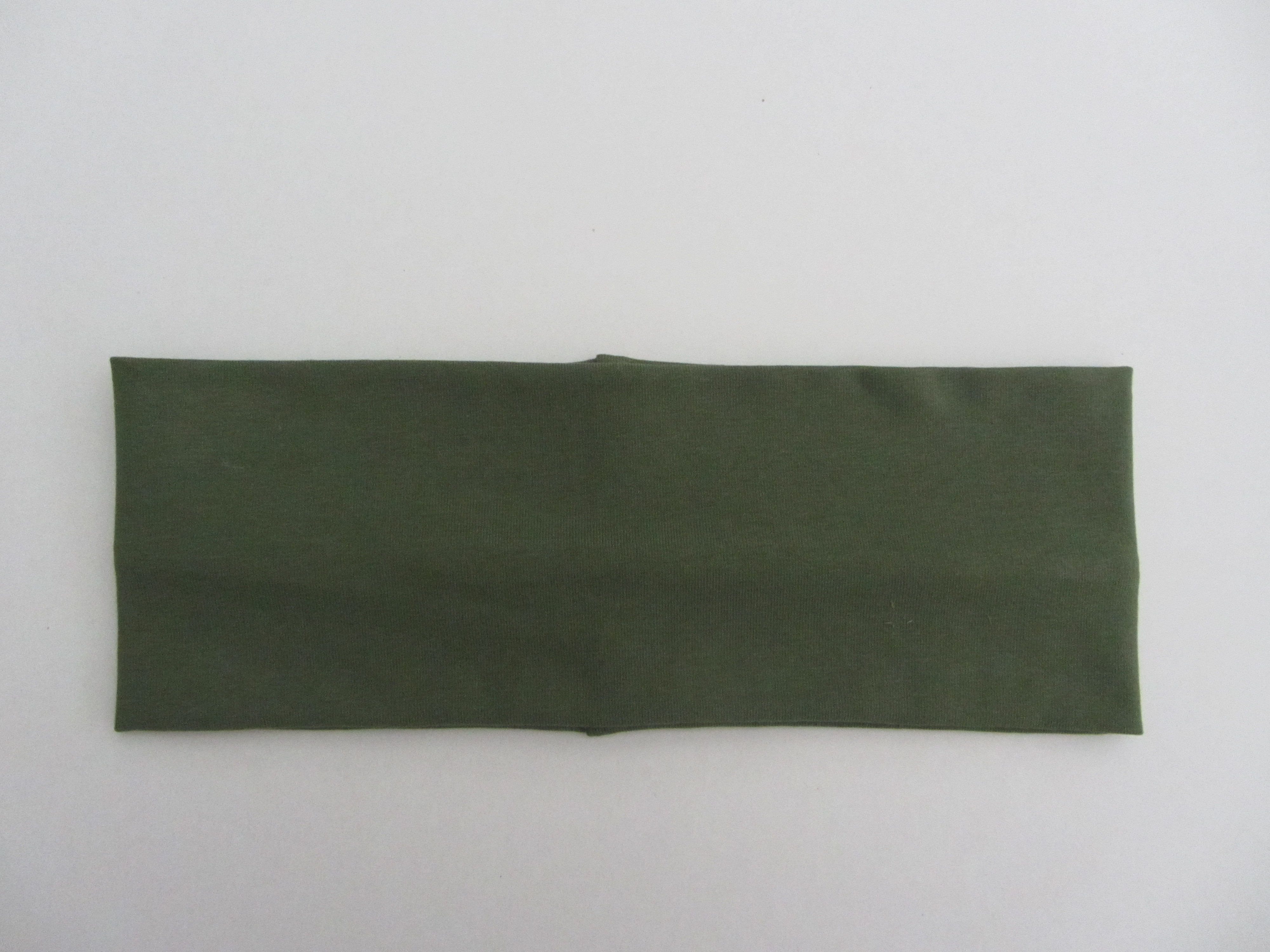 Pannband enfärgat. Finns i sex färger.