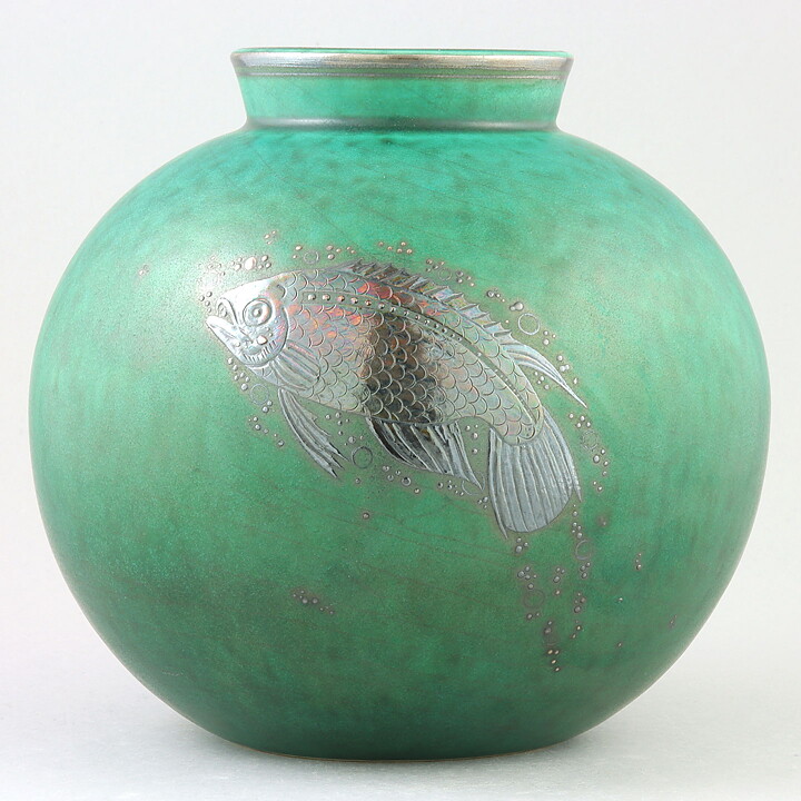 ヴィルヘルム・コーゲ  Argentaシリーズ  荘厳な球形のベース  魚の模様  (17cm)  1946年