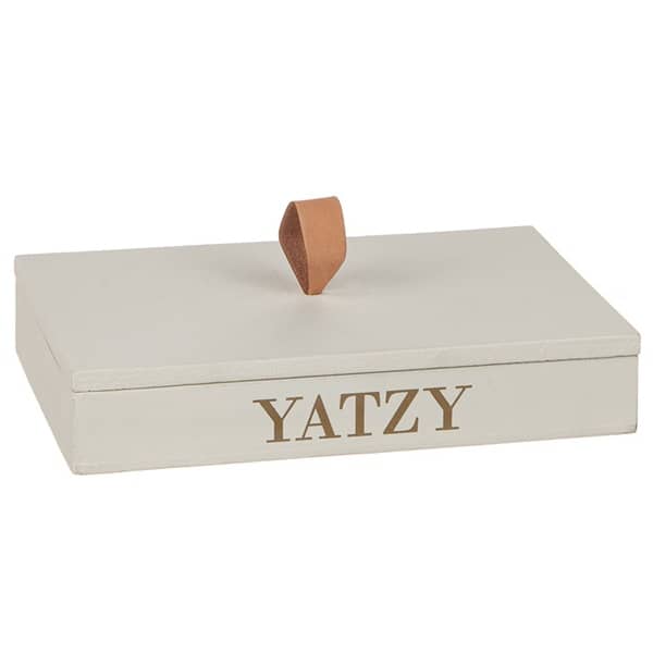 Yatzy i trälåda med tärningar och poängblock på vit bakgrund